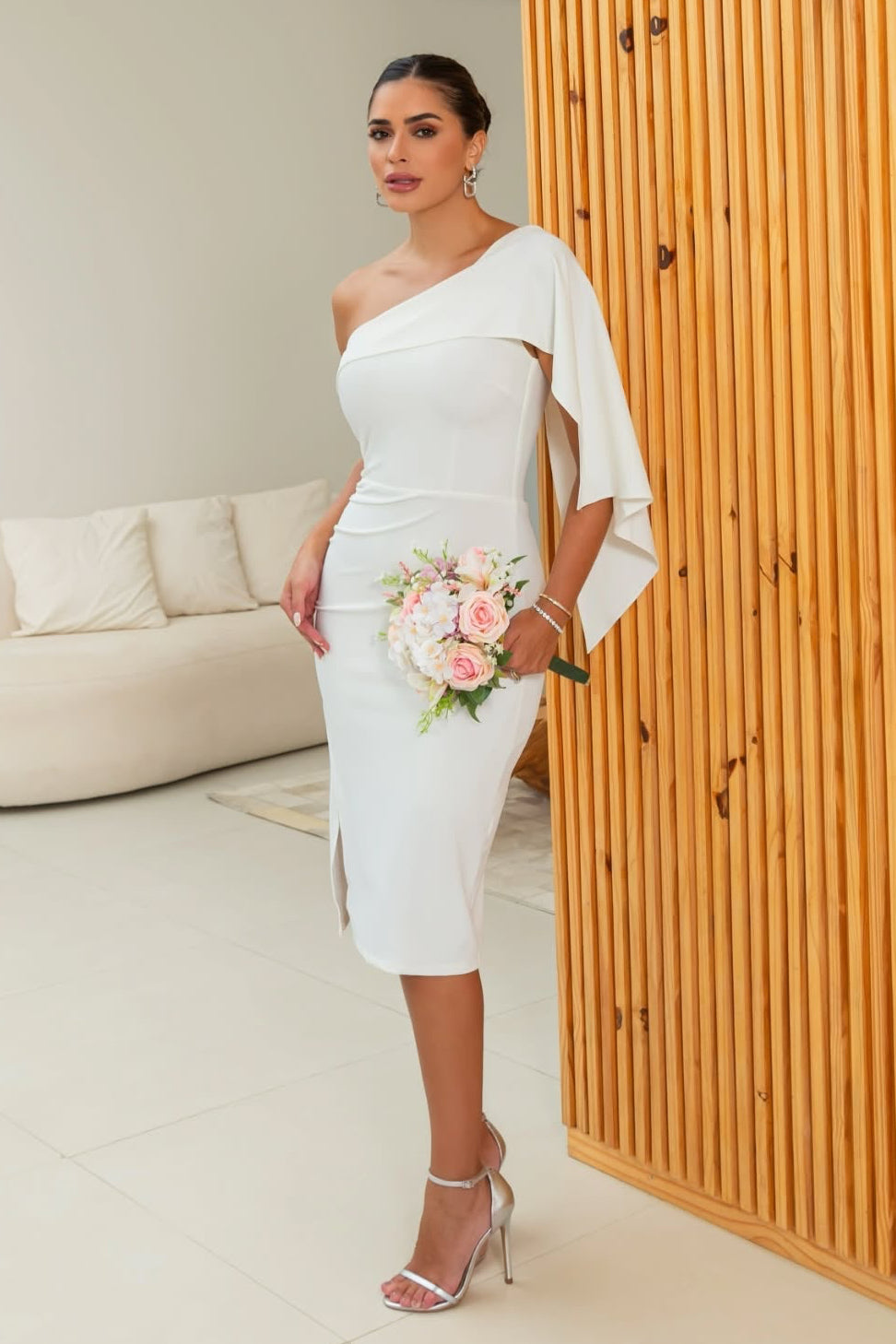 Vestido Ciarra Blanco de Capa Asimétrica